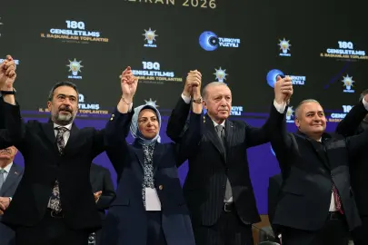 AK Parti’ye üç belediye başkanı daha katıldı... Rozetleri Erdoğan taktı