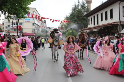 Isparta'da renkli festival korteji