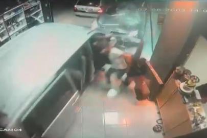 Korkunç kaza: Otomobil, oto aksesuar dükkanına daldı