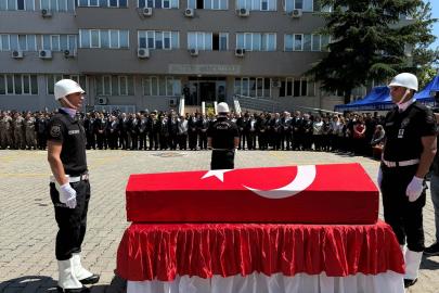 Şehit polis memurunun babaevine Türk bayrağı asıldı (2)