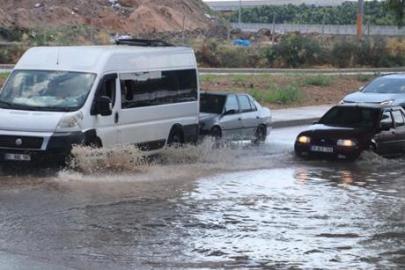Adana’da sağanak ve fırtına hayatı felç etti! Çatı uçtu, alt geçit kapandı