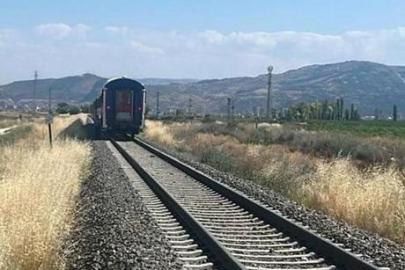 Afyonkarahisar'da trenin çarptığı tarım aracındaki 1 kişi öldü, 2 kişi yaralandı
