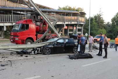 Bariyere çarpıp ikiye bölünen otomobilin sürücüsü öldü
