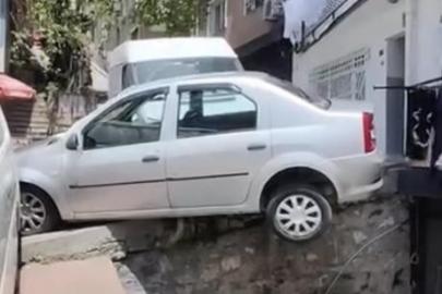 Beyoğlu'nda yokuştan kayan kargo aracı otomobile çarptı: Araç askıda kaldı