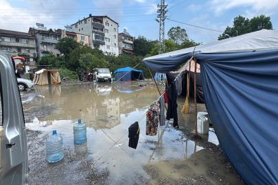 Çadırları su bastı, işçiler zor durumda. Eşyalar, yiyecekler su altında kaldı