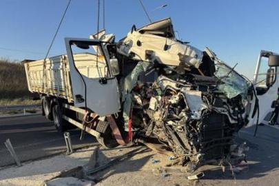Çanakkale'de kamyon bariyerlere çarptı: 2 can kaybı