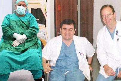 Dünya tıp tarihinde bir ilk! Tekerlekli sandalyeli Türk cerrah dergiye kapak oldu