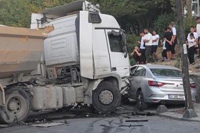 Esenler'de ortalık savaş alanına döndü! Freni boşalan kamyon park halindeki araçları ezdi