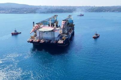 İstanbul Boğazı'nda nefes kesen geçiş! Dünyanın dev gemisi için trafik durduruldu