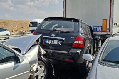 Karayolunu duman kapladı! 13 araçlık zincirleme kaza