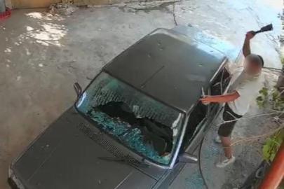 Mersin'de eski erkek arkadaş dehşeti! Satırla otomobile saldırdı, KADES ihbarıyla yakalandı