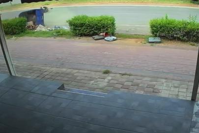 Otomobil ile elektrikli bisiklet çarpıştı: 1'i ağır, 2 yaralı