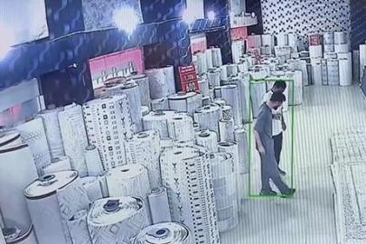 Van'da yüzleri güldüren anlar! Halıcı ile işitme engelli müşteri indirimde anlaşamadı: Bir anda halay çekmeye başladılar