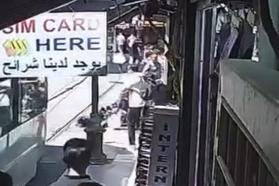 Yürekleri ağza getiren olay: Bebek arabası tramvay yoluna devrildi