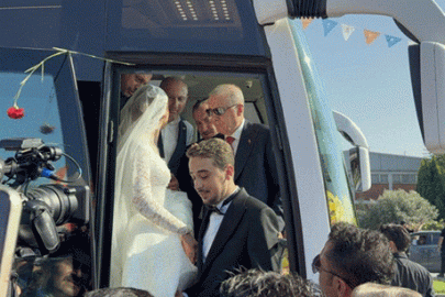 Cumhurbaşkanı Erdoğan, genç çifti otobüsüne davet etti