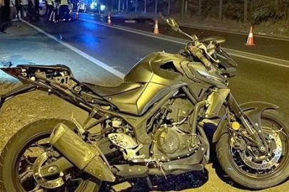 Devrilen motosikletten midibüsün altına savrulan sürücü hayatını kaybetti