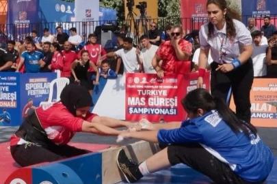 Elazığlı güreşçileri İstanbul’dan madalyalarla döndü