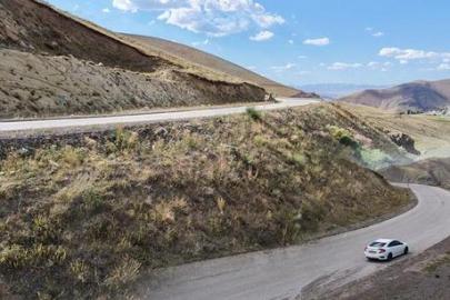 Erzurum'da gizemli yol! Motor kapalı araçlar yokuş yukarı çıkıyor