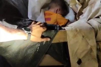 Kaybolan 6 yaşındaki Bünyamin, tahta paletler üzerinde uyurken bulundu