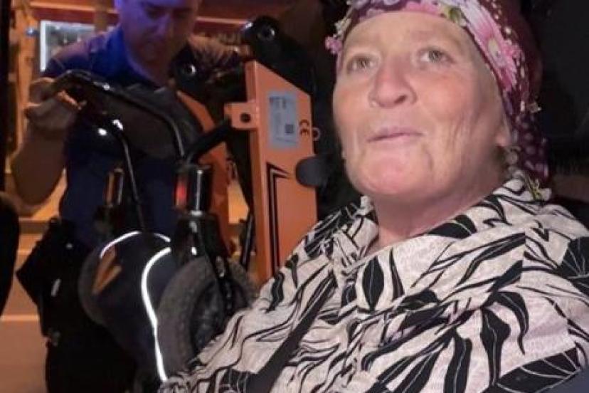 Tramvayı kaçıran anne ve engelli oğluna polisten yardım eli
